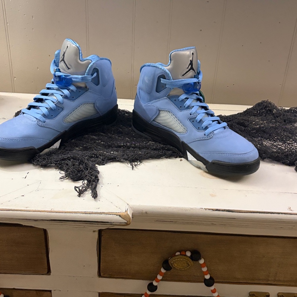 Jordan Athletic Shoes in Light Blue and Black - Picture 2 of 5